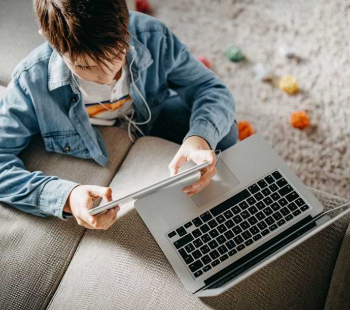 Mujer utilizando su computadora portátil
